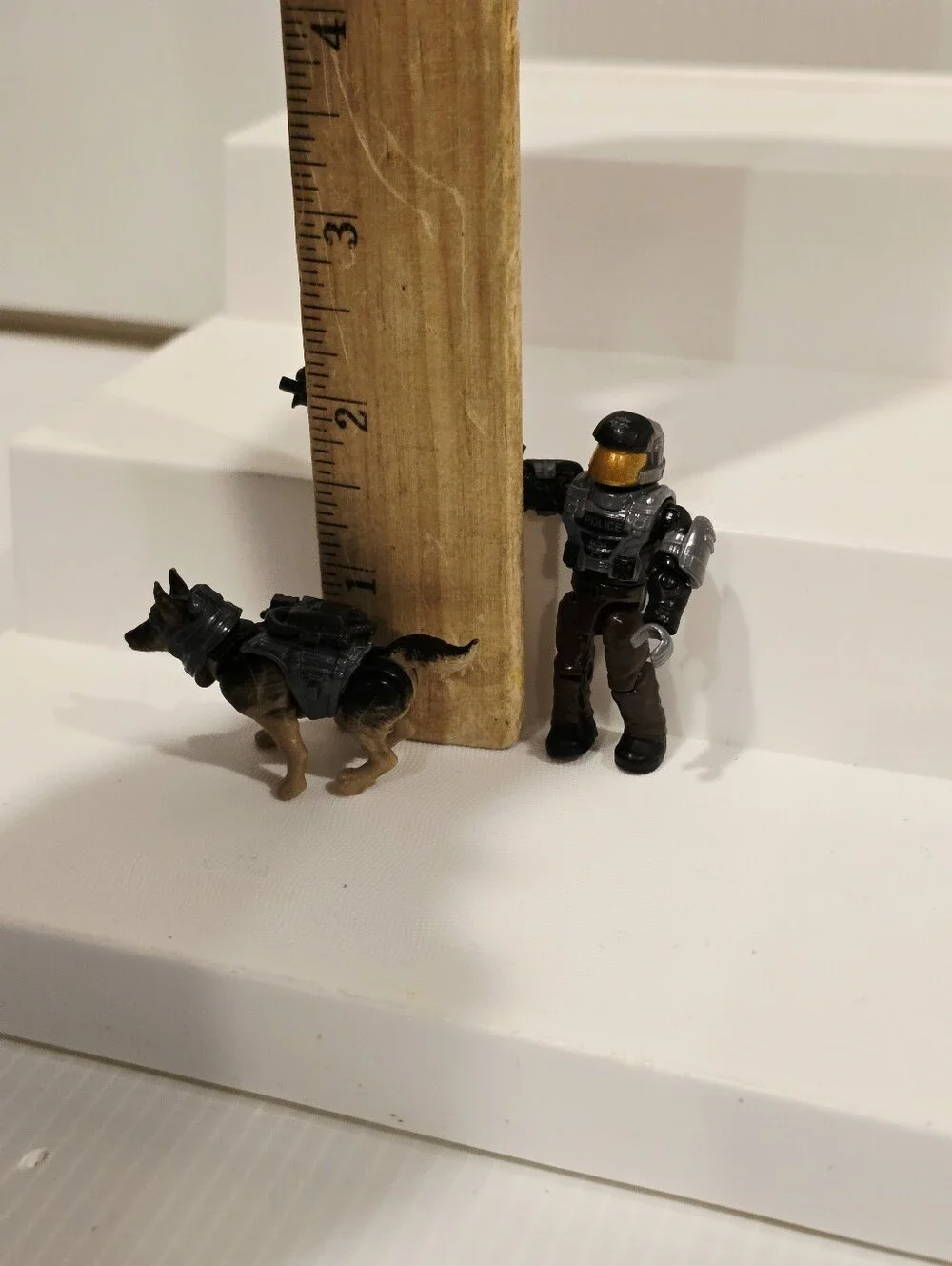 Mega Bloks Halo NMPD Officer and German Shepherd Figure Set
